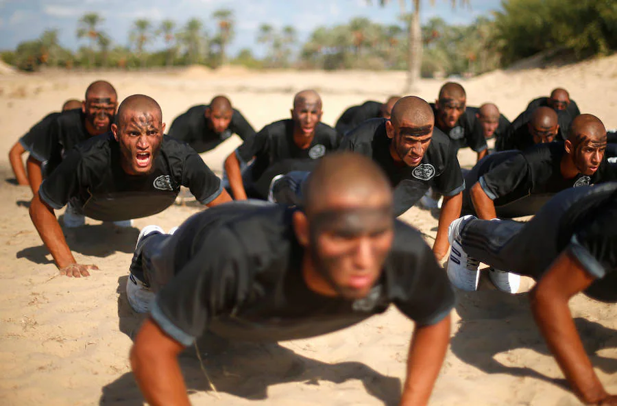 Los hombres que forman parte de Hamás, se entrenan en la academia Khan Younis, al norte de Gaza
