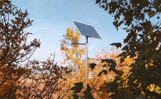 Una de las farolas solares instaladas en el barrio.