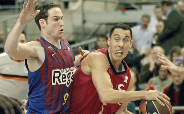 Pablo Prigioni, en su segunda etapa en el Baskonia, intenta superar a Marcelinho Huertas, en las filas del Barça, en las semifinales de la Copa del Rey en 2012.