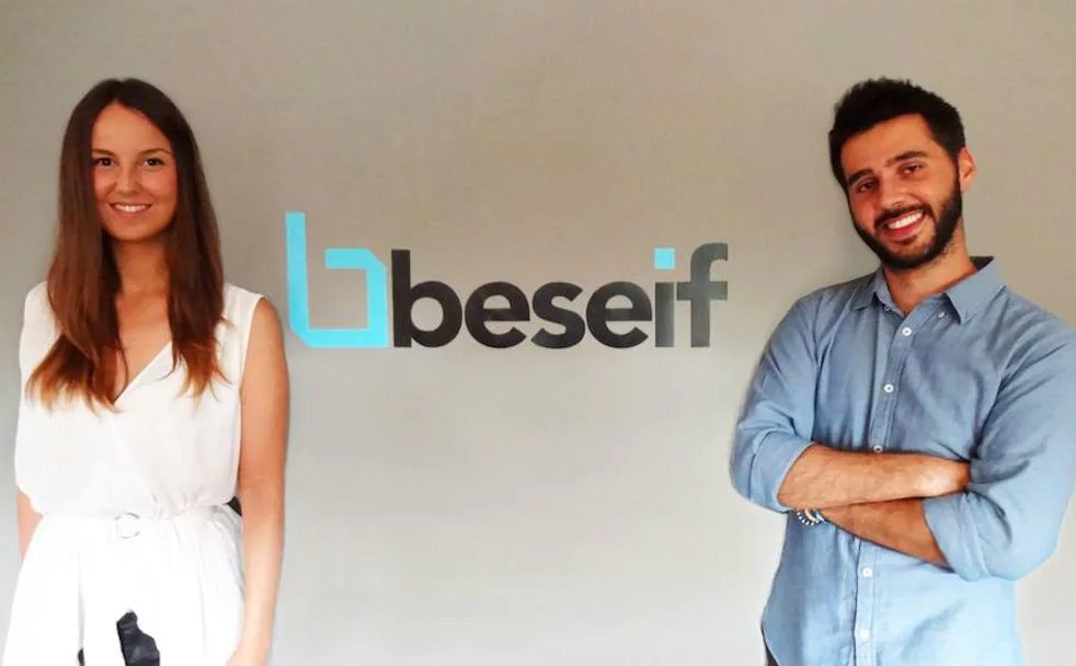 Silvia Romero y Alberto Aznar, creadores de la aplicación Beseif.