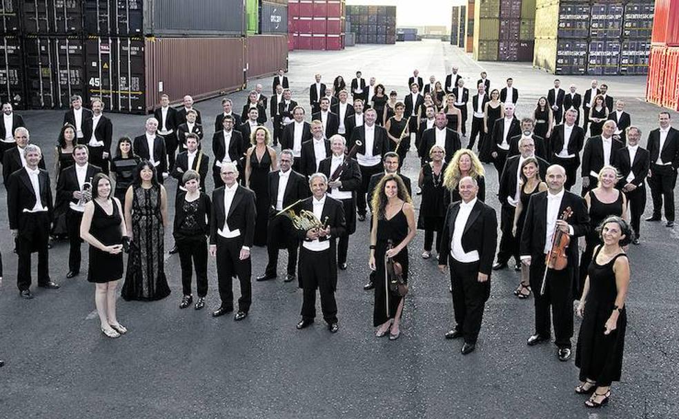 Los miembros de la Orquesta Sinfónica de Euskadi posan en el Puerto.