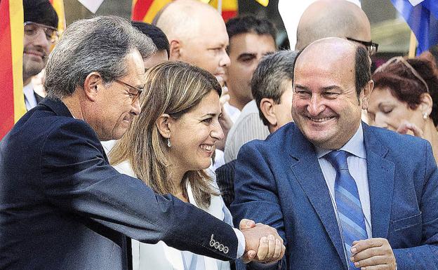 Ortuzar saluda a Artur Mas en la última Diada, junto a la dirigente del PDeCAT Marta Pascal. 