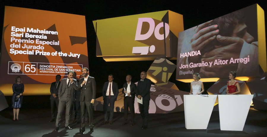 Los directores Aitor Arregi (i) y Jon Garaño (2i), junto a parte del equipo de su película "Handia", recogen el Premio Especial del Jurado y el Premio Irízar.