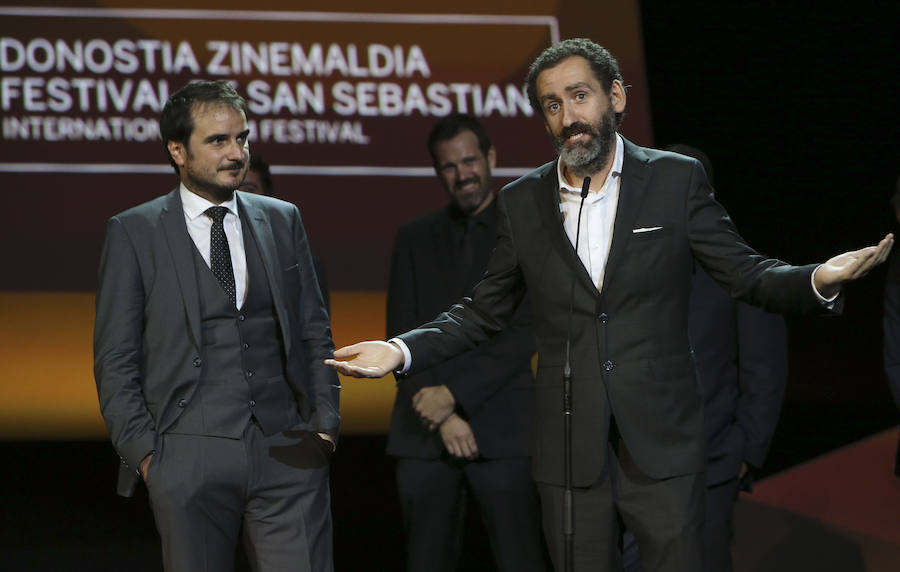 Los directores Aitor Arregi (i) y Jon Garaño (d) recogen el Premio Especial del Jurado y el Premio Irízar del Cine Vasco por su pelícla 'Handia'