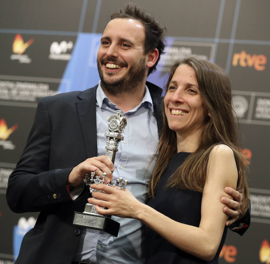 Los guionistas Diego Lerman (i) y María Meira (d) agradecen el Premio al Mejor Guión por 'Una especie de familia'.