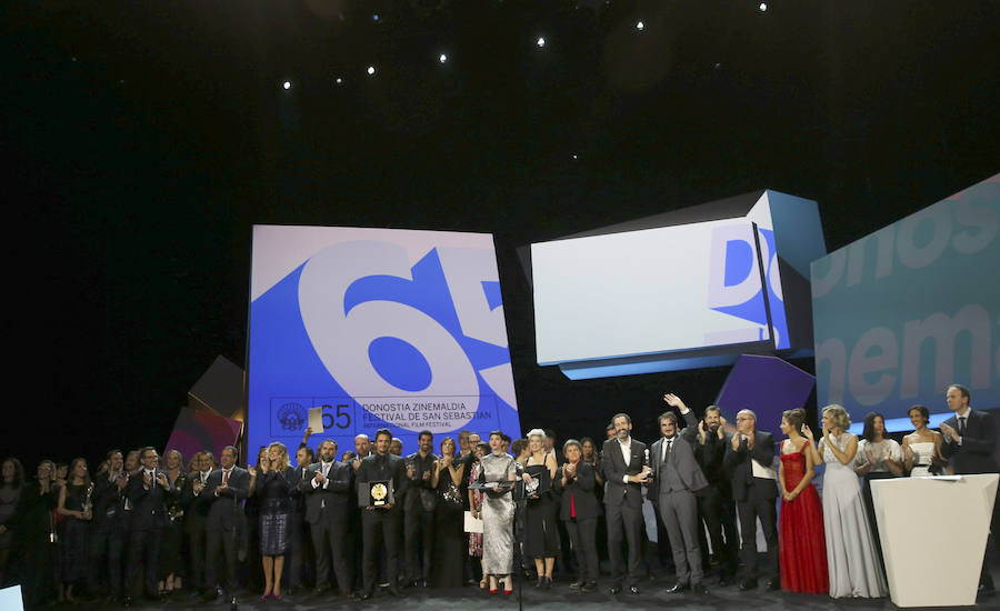 Los premiados y miembros del jurado saludan al público durante la gala de clausura de la 65 edición del Festival Internacional de Cine de San Sebastián.