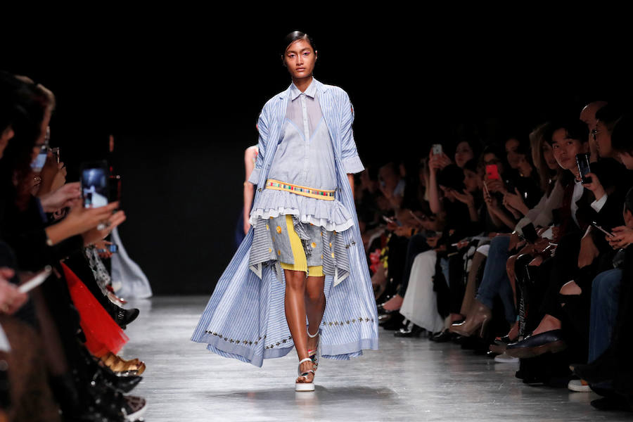 El diseñador indú Rahul Mishra ha mostrado las prendas para la temporada primavera-verano del próximo año