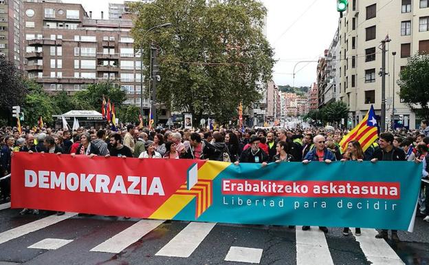 Manifestación en Bilbao a favor del referéndum de Cataluña.