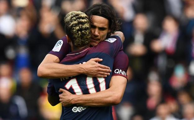 Neymar y Cavani se abrazan tras marcar el brasileño de penalti. 