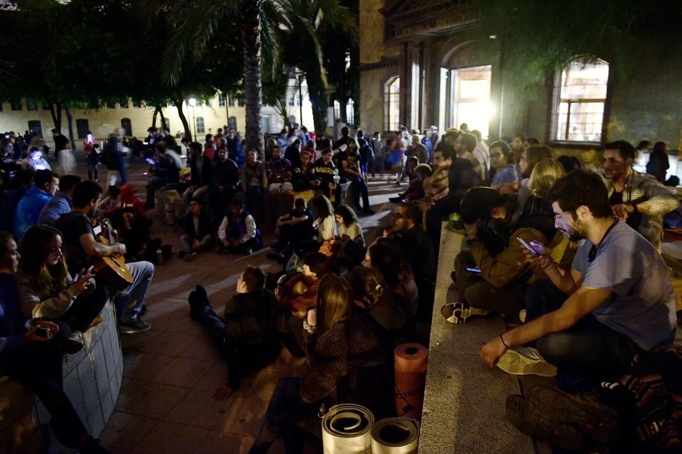 Cientos de personas pasan la noche en los colegios electorales de Cataluña