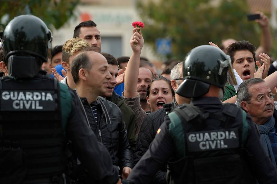Varios manifestantes frente a agentes de la Guardia Civil.