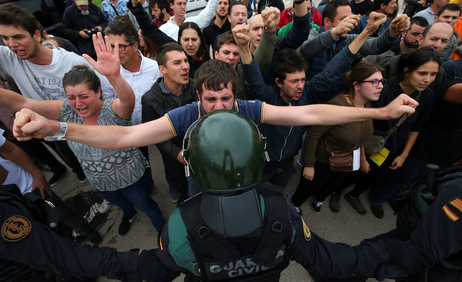 Varios manifestantes se encaran con agentes de la Guardia Civil.