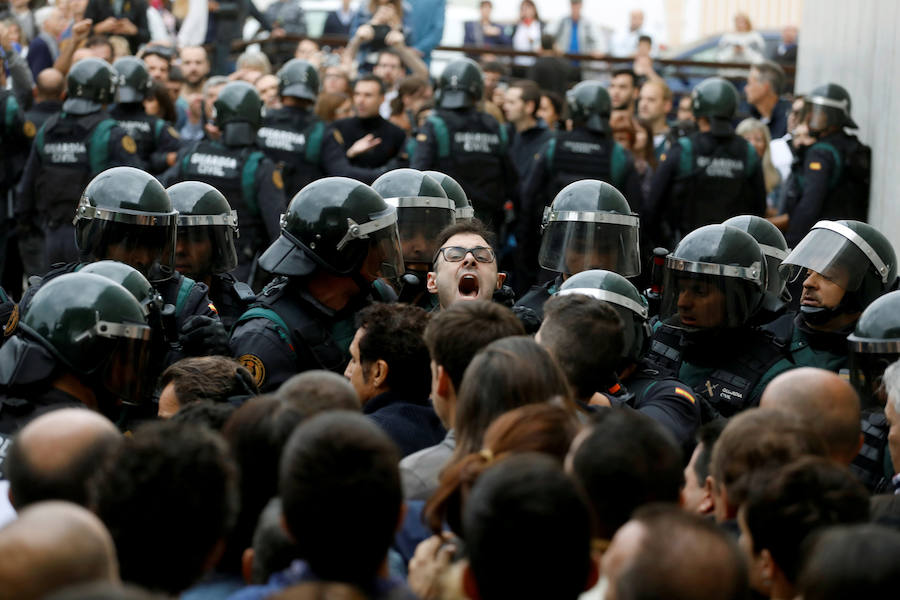Agentes de la Guardia Civil inmovilizan a un manifestante.