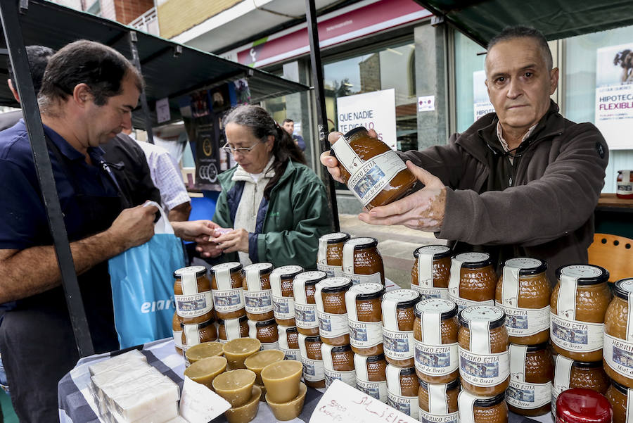 La cita ha contado con puestos de miel, pan, hortalizas, queso, fruta y txakolí, entre otros productos de la zona