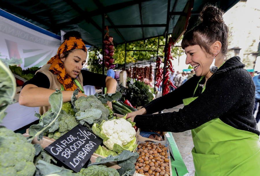 La cita ha contado con puestos de miel, pan, hortalizas, queso, fruta y txakolí, entre otros productos de la zona