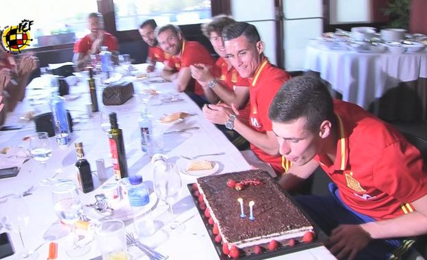 Kepa sopla las velas delante de sus compañeros de 'La Roja'.