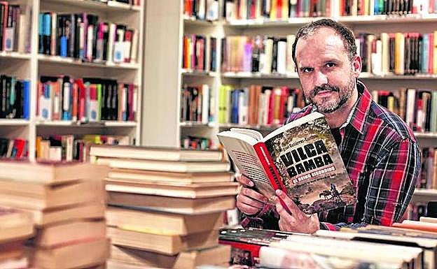 Miguel Gutiérrez, ayer, con su libro en las manos. 