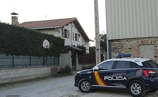 Agentes policiales y judiciales buscan el arma homicida en el pueblo alavés de Turiso.