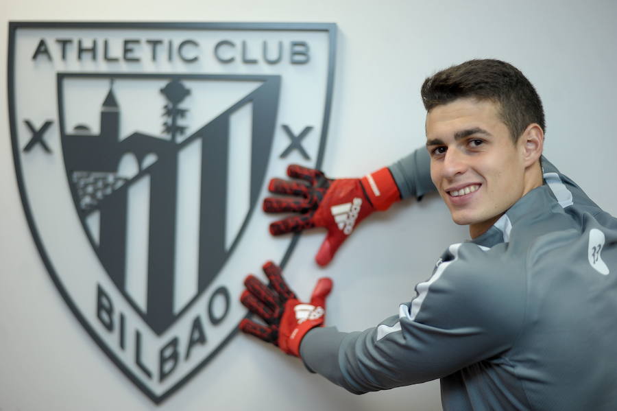 Kepa posa para EL CORREO junto al escudo del Athletic tras irrumpir en el primer equipo la temporada pasada.