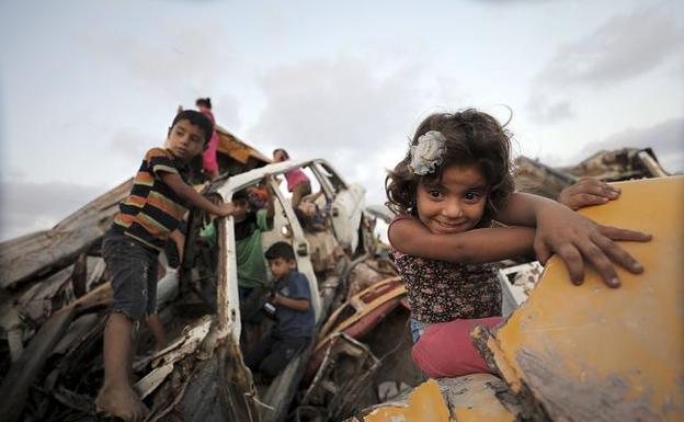 Niños refugiados palestinos juegan en Gaza. 