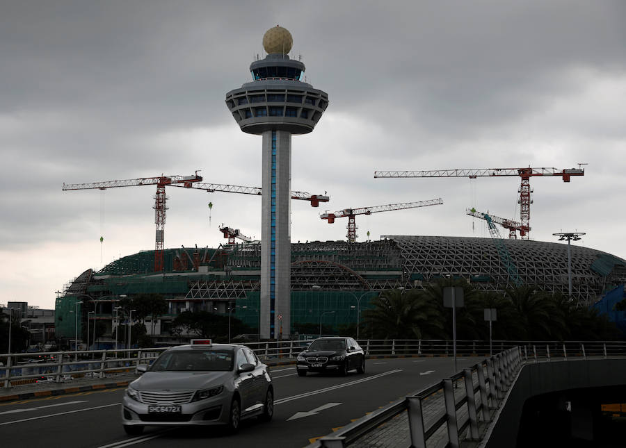 El aeropuerto de Changi, en Singapur, lleva cuatro años recibiendo el premio al mejor aeropuerto del mundo. Ofrece varios parques infantiles, jardines cubiertos y al aire libre, piscina, cines, máquinas que dan masajes en los pies, incontables tiendas y opciones de alimentación para todos los gustos y bolsillos