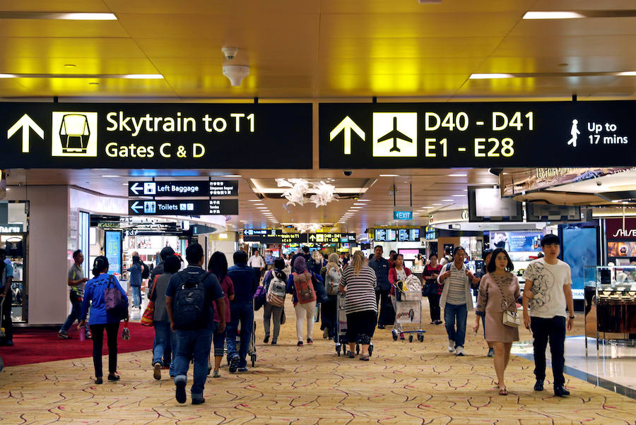 El aeropuerto de Changi, en Singapur, lleva cuatro años recibiendo el premio al mejor aeropuerto del mundo. Ofrece varios parques infantiles, jardines cubiertos y al aire libre, piscina, cines, máquinas que dan masajes en los pies, incontables tiendas y opciones de alimentación para todos los gustos y bolsillos