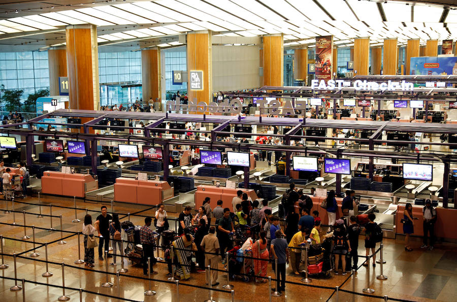 El aeropuerto de Changi, en Singapur, lleva cuatro años recibiendo el premio al mejor aeropuerto del mundo. Ofrece varios parques infantiles, jardines cubiertos y al aire libre, piscina, cines, máquinas que dan masajes en los pies, incontables tiendas y opciones de alimentación para todos los gustos y bolsillos