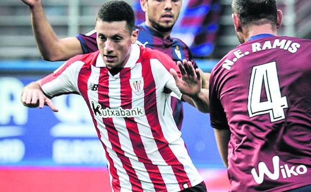 Circulación de balón. Vesga trata de driblar a dos futbolistas del Eibar. 