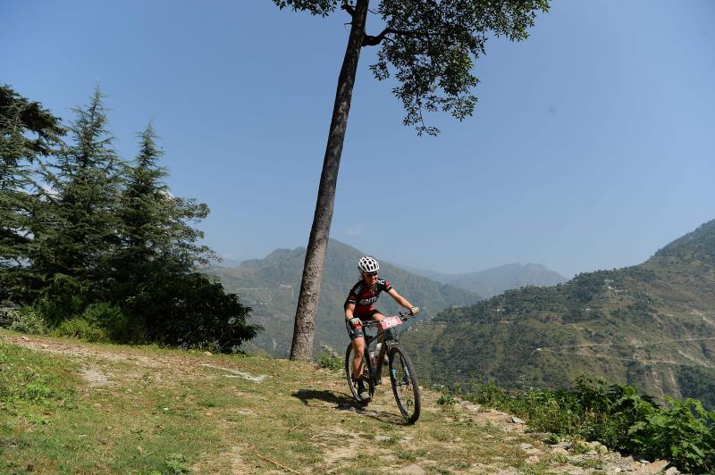 Los ciclistas que participan en la carrera anual de montaña Hero MTB Himalaya alcanzan Barto, alde en el norte del estado indio de Himachal Pradesh. La 13º edición de la competición de Cross Country de ocho etapas en las estribaciones del Himalaya comenzó en Shimla el 29 de septiembre y terminará en Dharamasala el 7 de octubre.