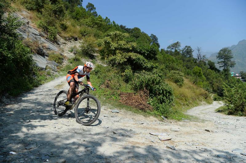 Los ciclistas que participan en la carrera anual de montaña Hero MTB Himalaya alcanzan Barto, alde en el norte del estado indio de Himachal Pradesh. La 13º edición de la competición de Cross Country de ocho etapas en las estribaciones del Himalaya comenzó en Shimla el 29 de septiembre y terminará en Dharamasala el 7 de octubre.