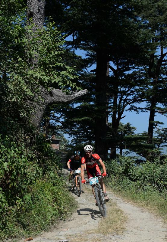 Los ciclistas que participan en la carrera anual de montaña Hero MTB Himalaya alcanzan Barto, alde en el norte del estado indio de Himachal Pradesh. La 13º edición de la competición de Cross Country de ocho etapas en las estribaciones del Himalaya comenzó en Shimla el 29 de septiembre y terminará en Dharamasala el 7 de octubre.