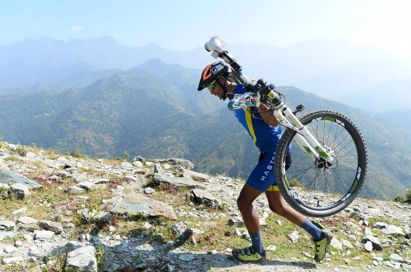 Los ciclistas que participan en la carrera anual de montaña Hero MTB Himalaya alcanzan Barto, alde en el norte del estado indio de Himachal Pradesh. La 13º edición de la competición de Cross Country de ocho etapas en las estribaciones del Himalaya comenzó en Shimla el 29 de septiembre y terminará en Dharamasala el 7 de octubre.