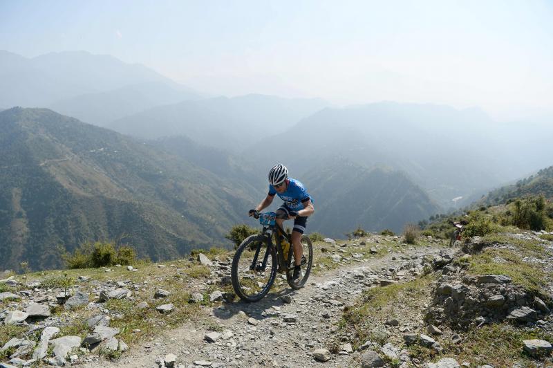 Los ciclistas que participan en la carrera anual de montaña Hero MTB Himalaya alcanzan Barto, alde en el norte del estado indio de Himachal Pradesh. La 13º edición de la competición de Cross Country de ocho etapas en las estribaciones del Himalaya comenzó en Shimla el 29 de septiembre y terminará en Dharamasala el 7 de octubre.