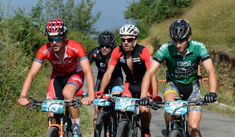 Los ciclistas que participan en la carrera anual de montaña Hero MTB Himalaya alcanzan Barto, alde en el norte del estado indio de Himachal Pradesh. La 13º edición de la competición de Cross Country de ocho etapas en las estribaciones del Himalaya comenzó en Shimla el 29 de septiembre y terminará en Dharamasala el 7 de octubre.