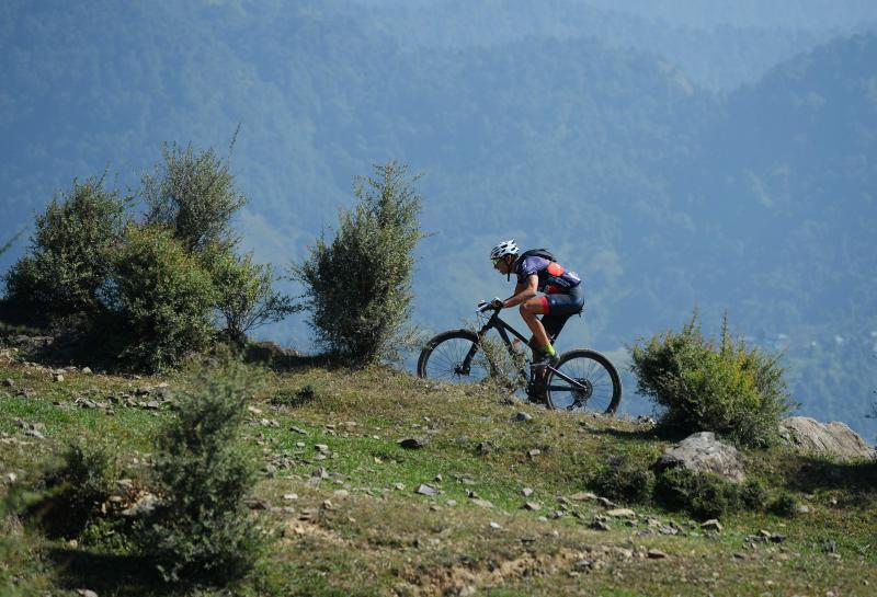 Los ciclistas que participan en la carrera anual de montaña Hero MTB Himalaya alcanzan Barto, alde en el norte del estado indio de Himachal Pradesh. La 13º edición de la competición de Cross Country de ocho etapas en las estribaciones del Himalaya comenzó en Shimla el 29 de septiembre y terminará en Dharamasala el 7 de octubre.