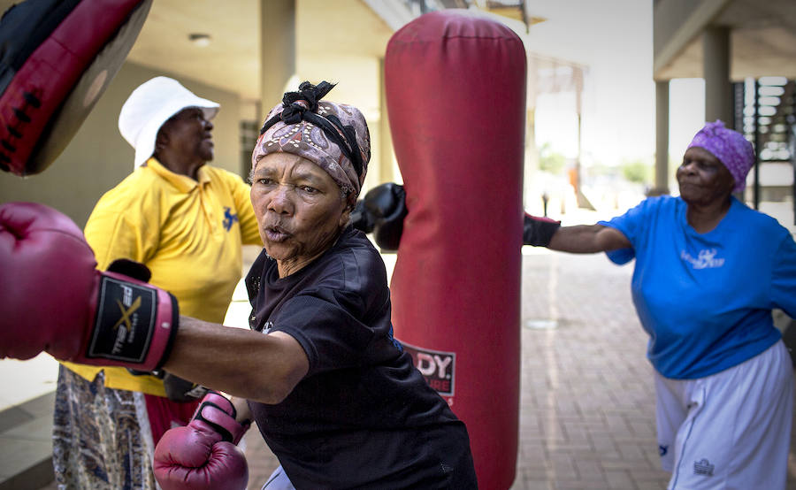 Las abuelas boxeadoras acuden a un gimnasio de Cosmo City, un suburbio de Johannesburgo, àra soltar sus guantes.