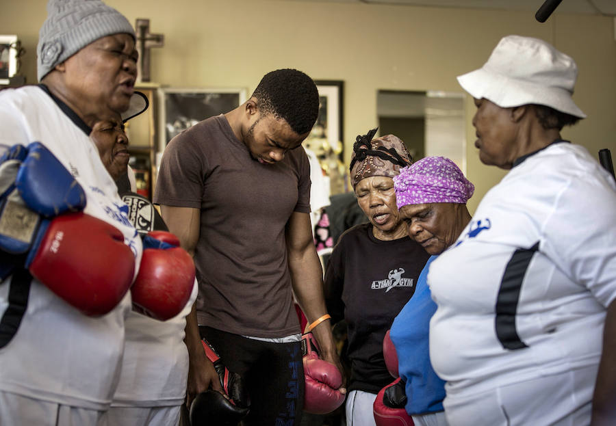 Las abuelas boxeadoras acuden a un gimnasio de Cosmo City, un suburbio de Johannesburgo, àra soltar sus guantes.