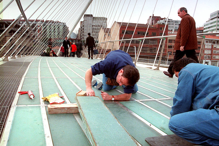 Un suelo de patinaje y conflictos con su creador ensombrecieron los primeros días de la obra de Calatrava, que ha cumplido dos décadas y se ha convertido en un icono de Bilbao