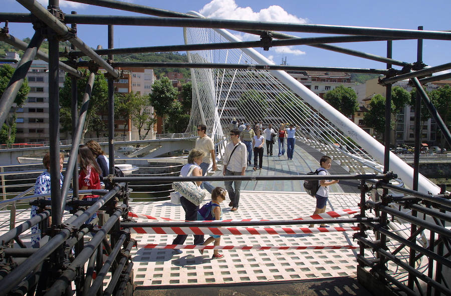 Un suelo de patinaje y conflictos con su creador ensombrecieron los primeros días de la obra de Calatrava, que ha cumplido dos décadas y se ha convertido en un icono de Bilbao