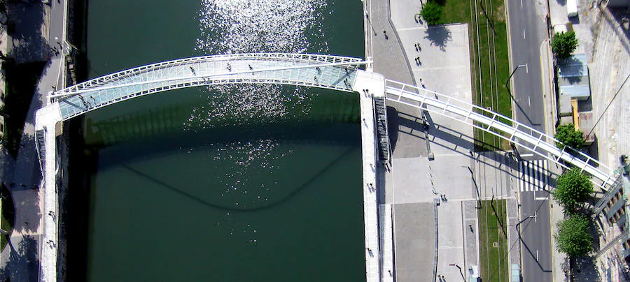 Un suelo de patinaje y conflictos con su creador ensombrecieron los primeros días de la obra de Calatrava, que ha cumplido dos décadas y se ha convertido en un icono de Bilbao