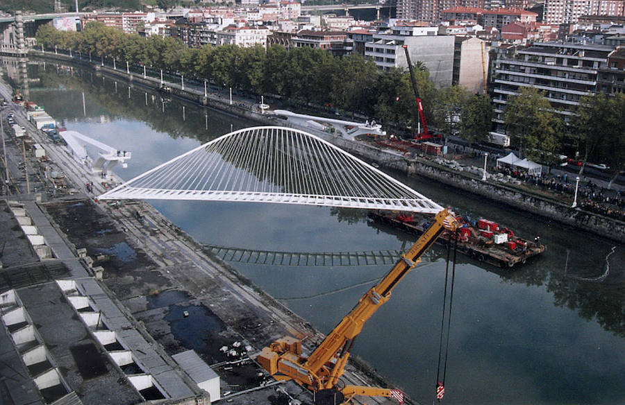 Un suelo de patinaje y conflictos con su creador ensombrecieron los primeros días de la obra de Calatrava, que ha cumplido dos décadas y se ha convertido en un icono de Bilbao