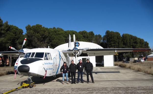 José Luis Sánchez (segundo por la izquierda) y su equipo, ante el Aviocar C212 del INTA.