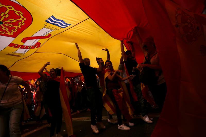 Miles de personas se conentran en la capital catalana para «recuperar la sensatez»