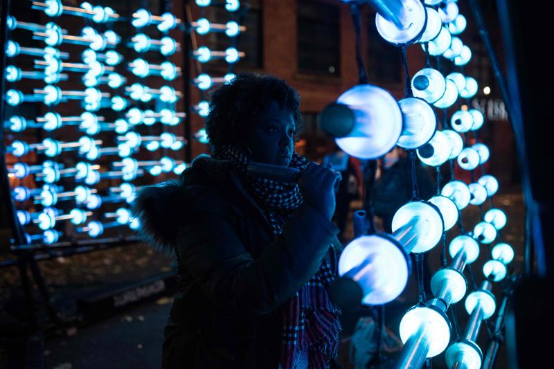 La ciudad británica acoge durante estos días un festival anual de artes visuales que cuenta con proyecciones, instalaciones interactivas, exposiciones, baile, música y calle que tienen lugar en el centro de la ciudad.