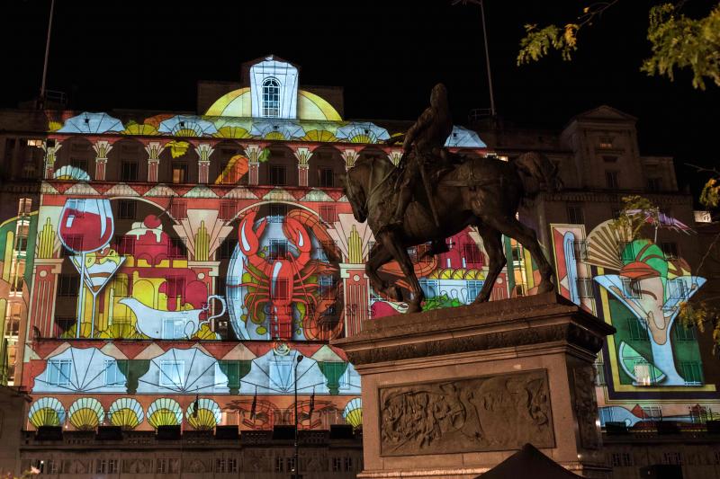 La ciudad británica acoge durante estos días un festival anual de artes visuales que cuenta con proyecciones, instalaciones interactivas, exposiciones, baile, música y calle que tienen lugar en el centro de la ciudad.