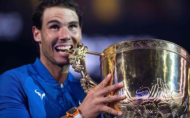 Nadal, tras recoger el trofeo. 