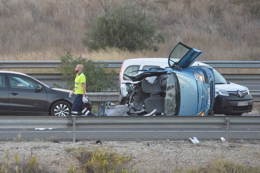 Cuatro de las víctimas formaban parte de una misma familia, vecina de Elche. Los testigos aseguran que un tráiler arrolló a varios coches que estaban parados por una retención en la A-7