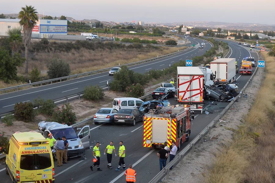 Cuatro de las víctimas formaban parte de una misma familia, vecina de Elche. Los testigos aseguran que un tráiler arrolló a varios coches que estaban parados por una retención en la A-7