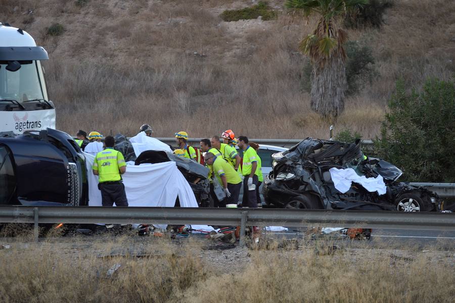 Cuatro de las víctimas formaban parte de una misma familia, vecina de Elche. Los testigos aseguran que un tráiler arrolló a varios coches que estaban parados por una retención en la A-7