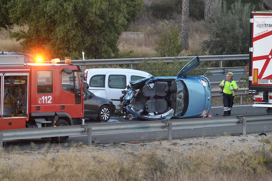 Cuatro de las víctimas formaban parte de una misma familia, vecina de Elche. Los testigos aseguran que un tráiler arrolló a varios coches que estaban parados por una retención en la A-7